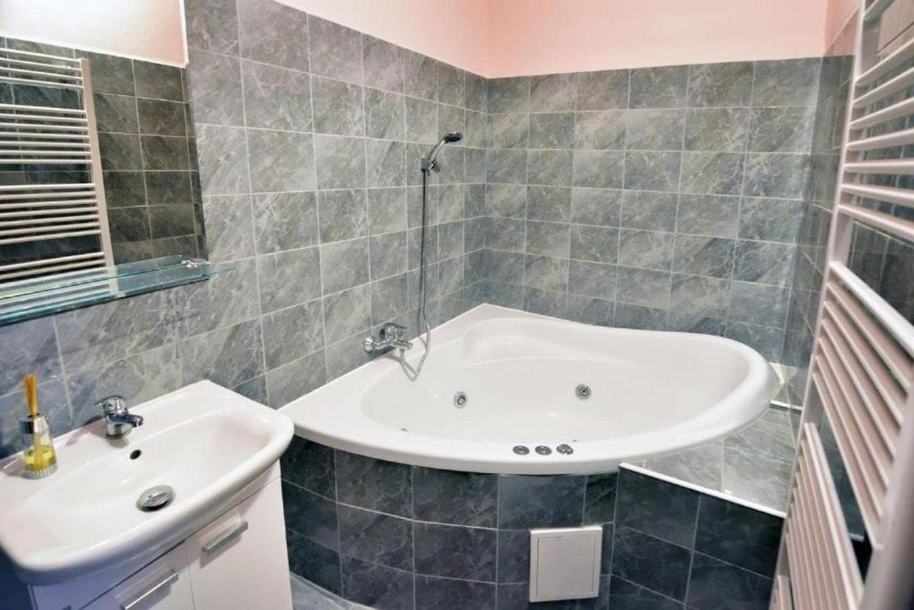 Nika Beds Otel Pardubice Dış mekan fotoğraf