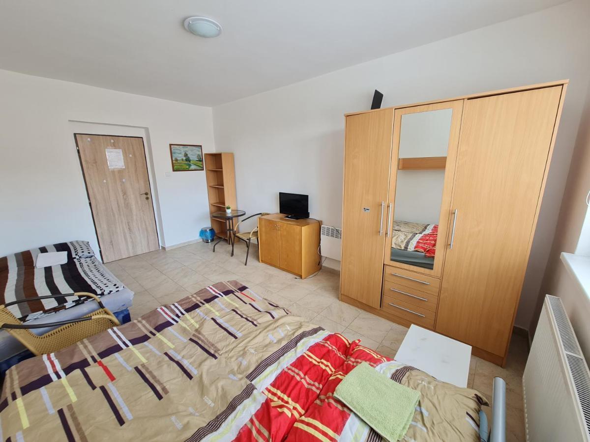 Nika Beds Otel Pardubice Dış mekan fotoğraf